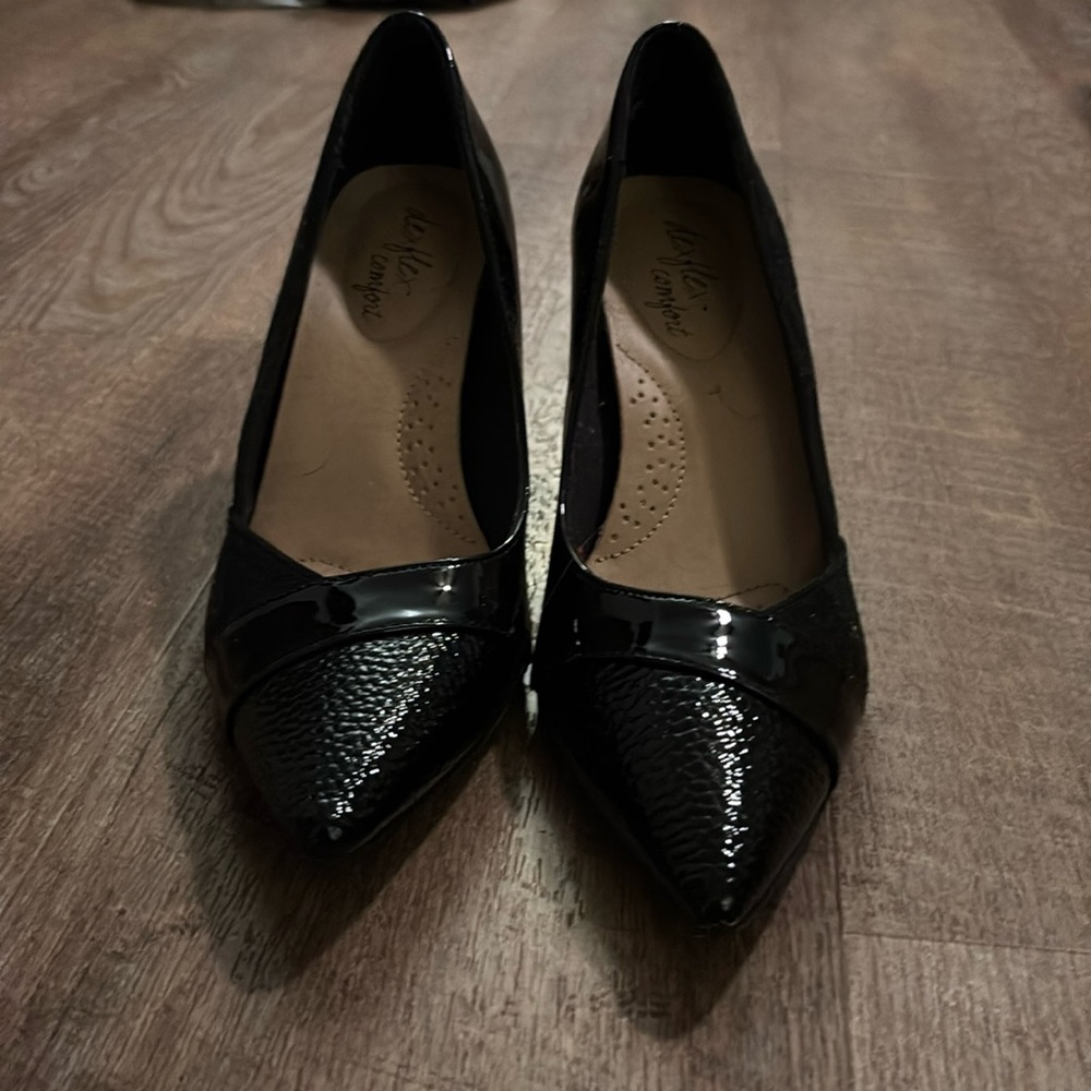 Size 8 dress heels. They are suede and leather combo! Very sleek!
